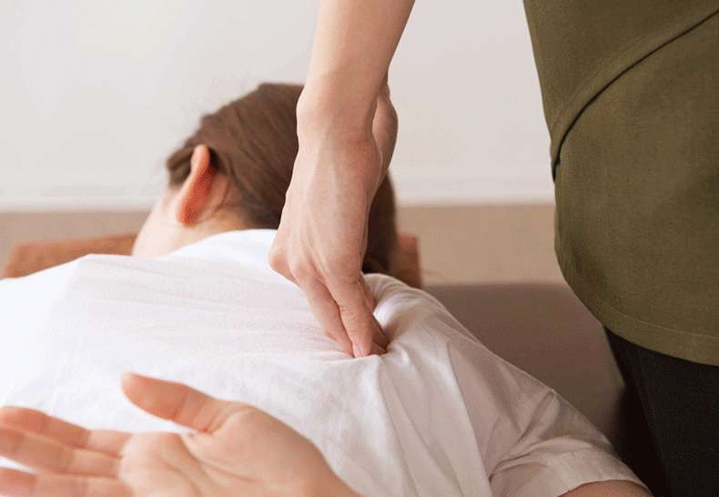 肩甲骨はがしの施術イメージ